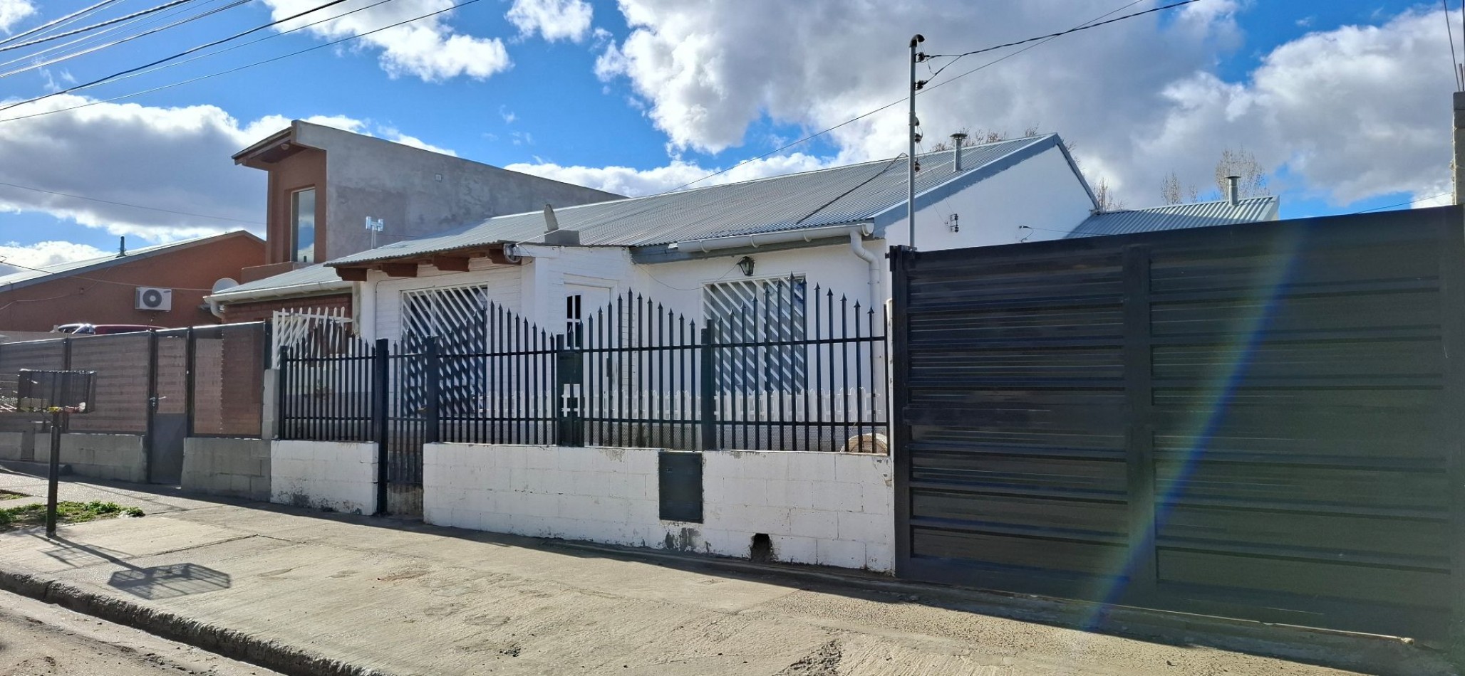 Casa con entrada de vehiculo y mejora - San Cayetano