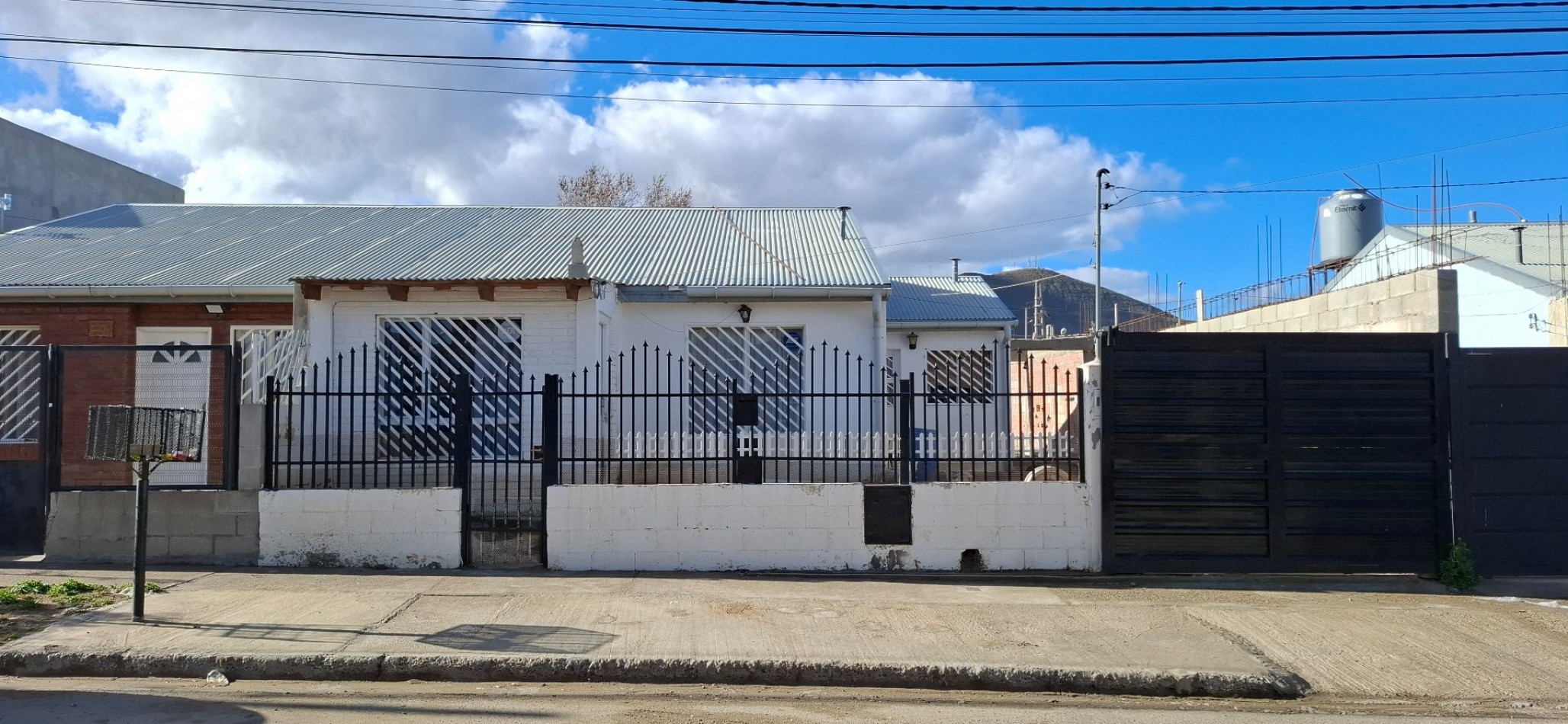Casa con entrada de vehiculo y mejora - San Cayetano