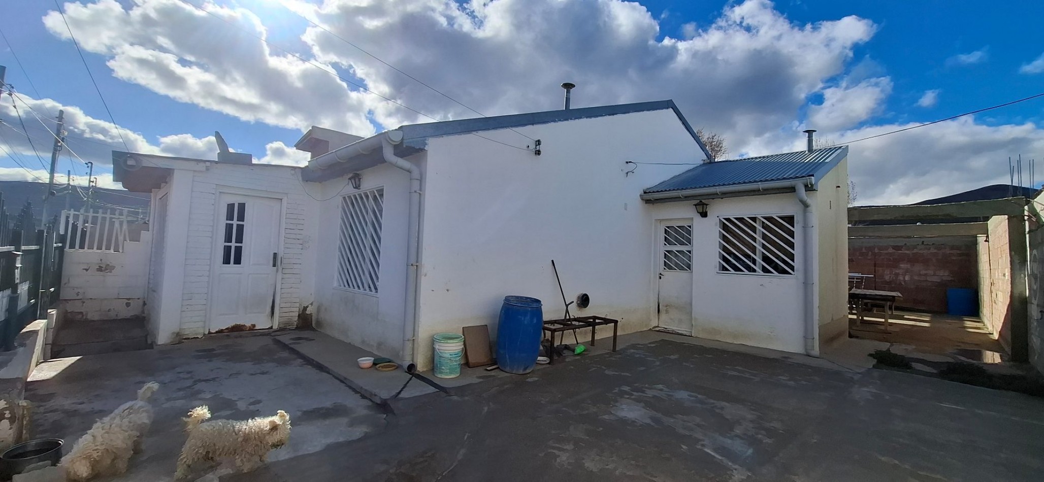 Casa con entrada de vehiculo y mejora - San Cayetano