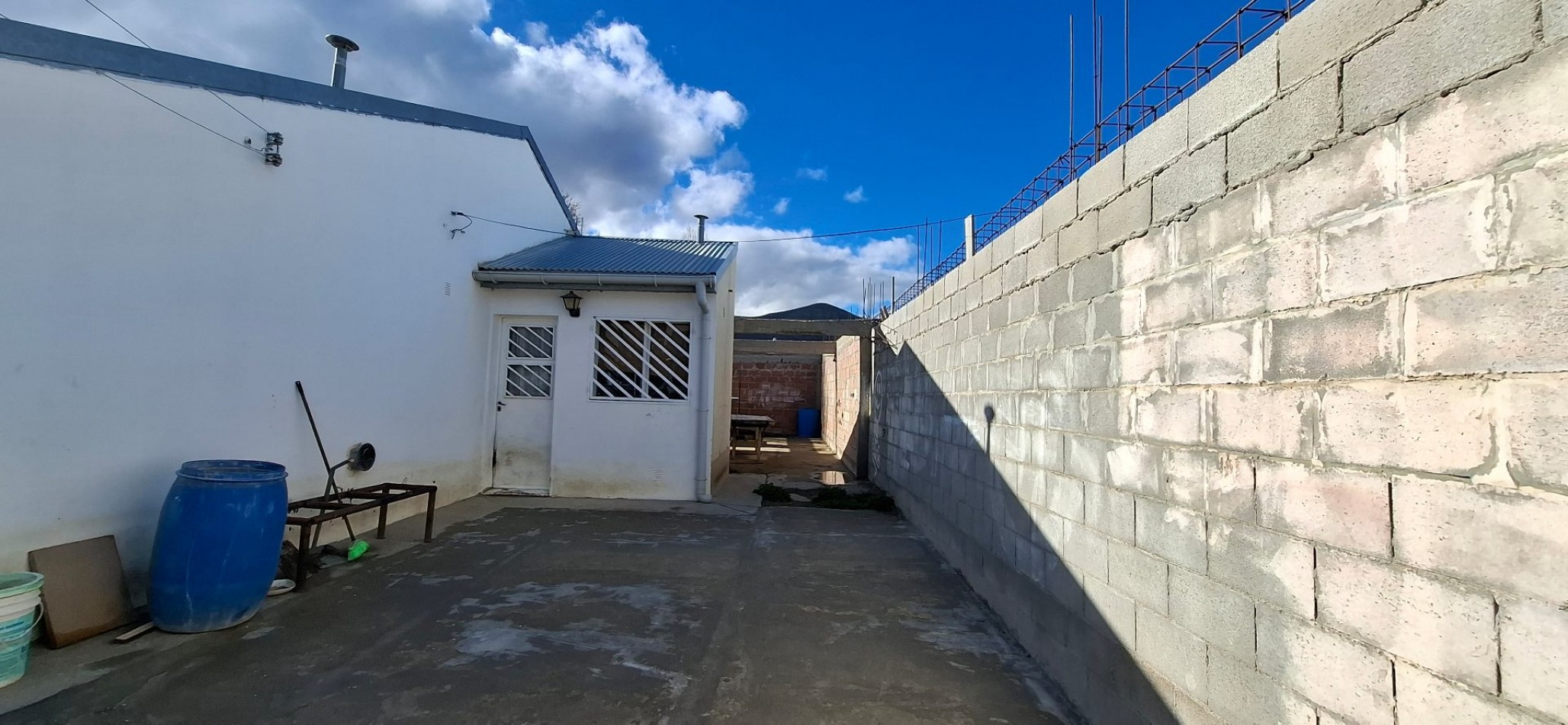 Casa con entrada de vehiculo y mejora - San Cayetano