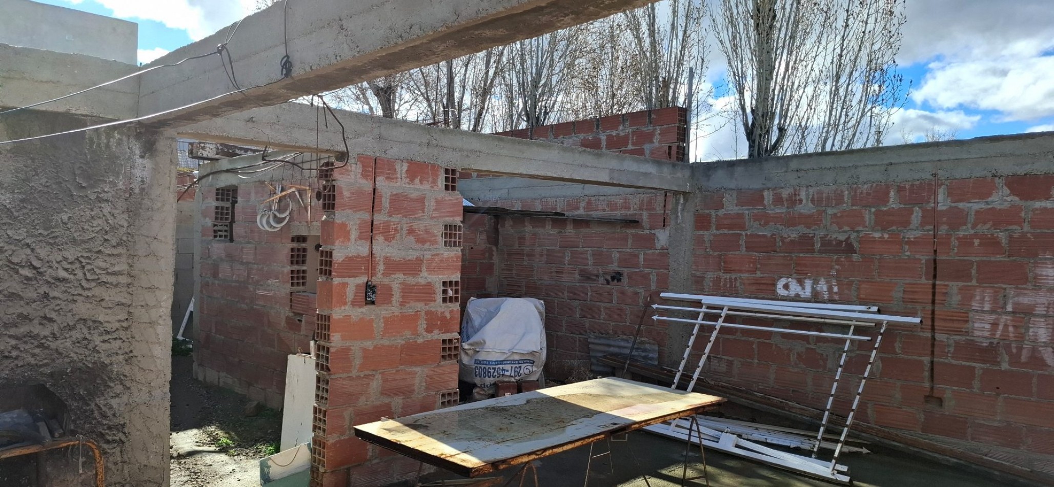 Casa con entrada de vehiculo y mejora - San Cayetano