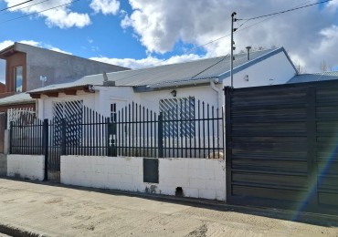 Casa con entrada de vehiculo y mejora - San Cayetano